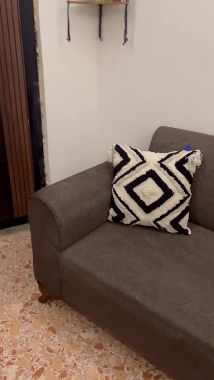 السلام عليكم تخم عراقي شغلة درجة أولى لون رصاصي غامق عشر مقاعد أخو الجديد سعره ٥٥٠ الف وبيه مجال مكاني الدوره الخاص مفتوح او الاتصال على الرقم *********** بيه واتساب

