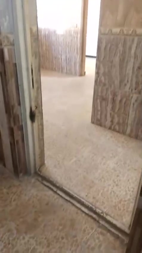 شقة عل شارع تجاري بصفه فرن ومحلات تتكون من غرفه واحد وصاله ومطبخ وحمام وبلكونه موقعه يم فلافل لهلالي فلافل خلدون سابقا مطلوب عائله صغيره للتواصل والاستفسار ***********

