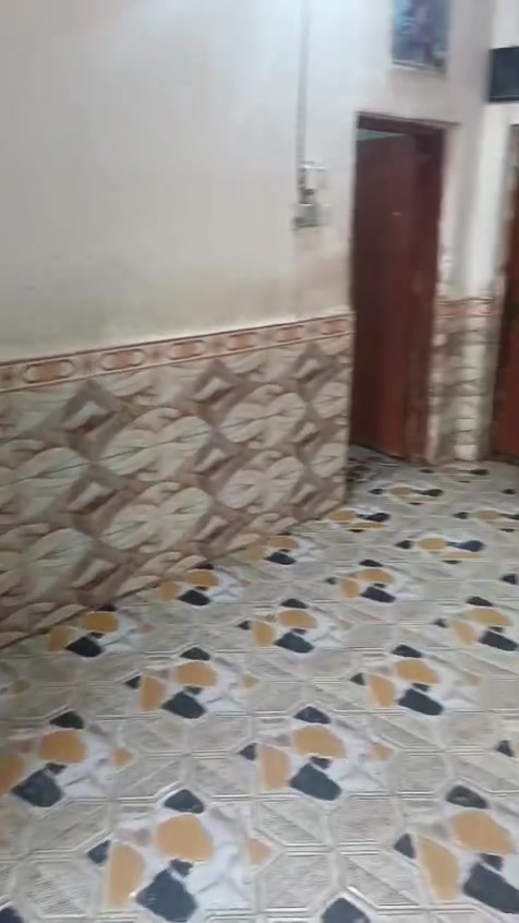 السلام عليكم بيت للبيع مساحه 600 متر غرفتين وصاله ومطبخ وديوانيه وصحيات جاهز ماي كهرباء وطني وسحب المكان الرفاعي ورا البدعه قريب على طابو الشهداء الجديد اني مكلف بالنشر اتصل ع رقم ***********
