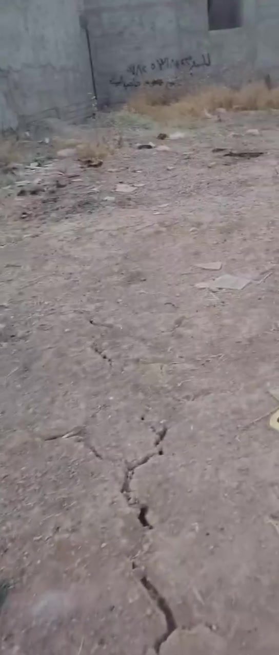 قطعه ارض ٢٠٠ متر  للبيع  خلف كاع نجم الجحيشي ورة الشاخة سعر ٨ مليون وبيها مجال الشراي مارجعه رقم ***********
حتى الشارع انفرش حجر

