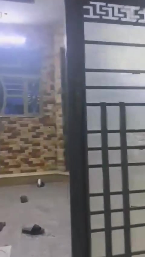 سلام عليكم بيت ١٠٠متر طولي على الشارع موقع مميز زراعي الخطيب شارع السايدين ثلاث طوابق 
الطابق الاول حمام وتواليت وغرفة واستقبال وحولي ومطبخ حار وبارد
الطابق الثاني حمام غرفة كبيرة وغرفة وسط وحولي 
الطابق الثالث بيتونة وغرفة اني مسويها مخزن بس مرتبة ومصبوغة البيت سعرة مناسب ١٥٠وبي مجال
للاستفسار الاتصال على الرقم ***********
