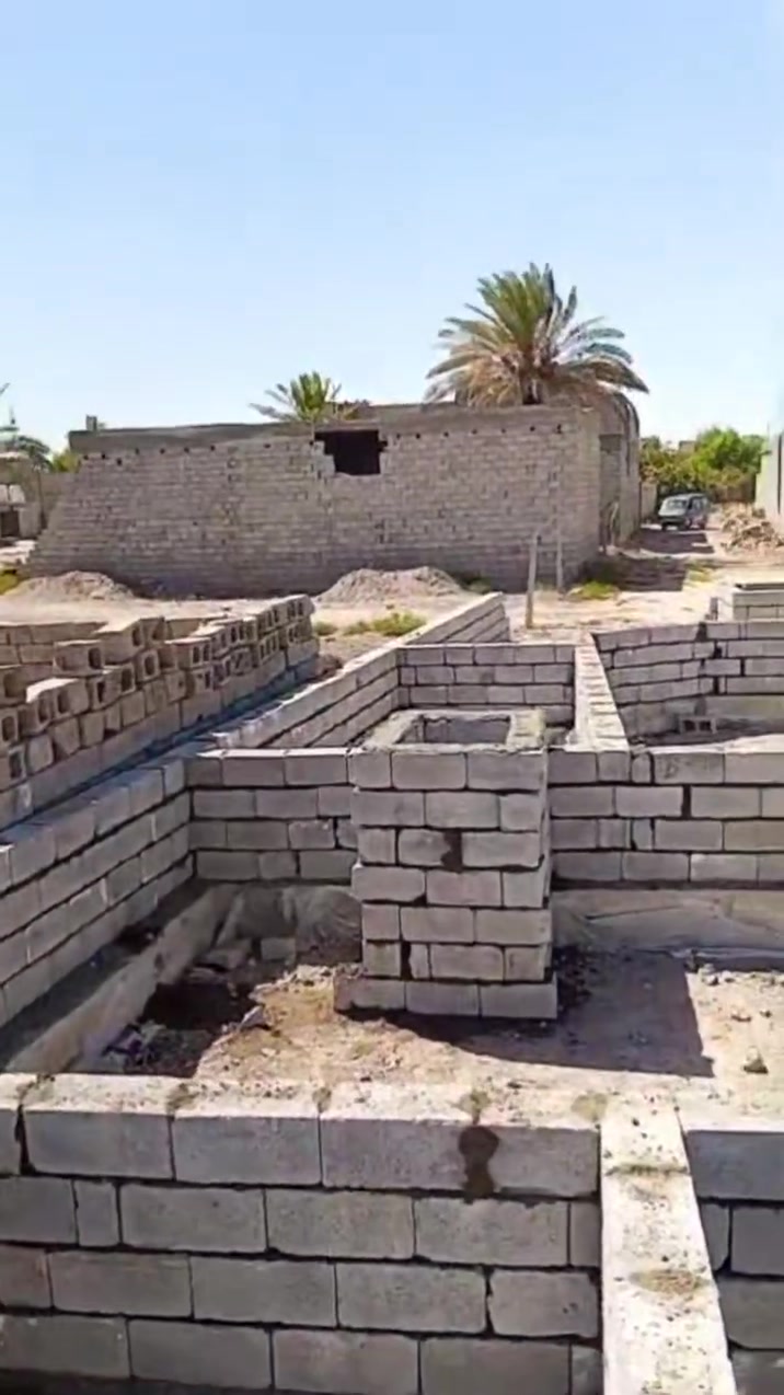 عندي بتلو بأم العظام المساحه 150
ماء كهرباء سكان مدرسه جامع كافه الخدمات 
 غرفتين صاله مناور ثنين حمام صاله استقبال مطبخ كراج كبير
***********
