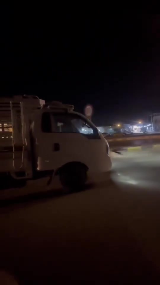 سلام عليكم سياره للبيع السعر خاص السياره حلوه مانقصه كلشي حداديه جديده تخم تايرات  تبريد شغال ***********
