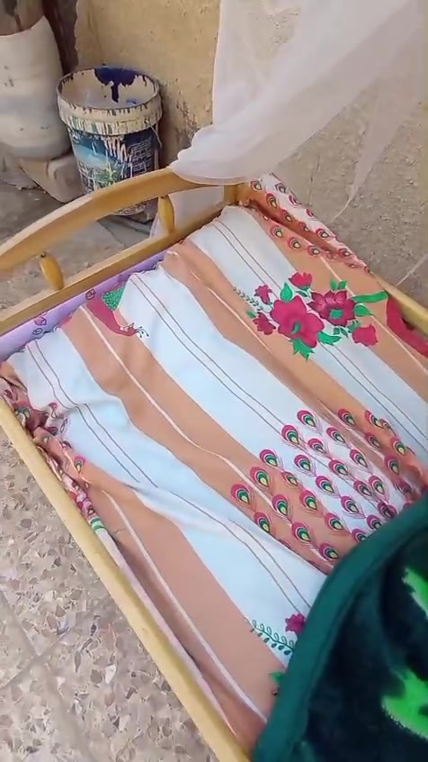 السلام عليكم كاروك خشب للبيع نضيف كلش اخو الجديد كامل مع دوشك وبطانيه مع مقعد طفل ضغط السعر 40الف العنوان حله حي الاكرمين(***********)
