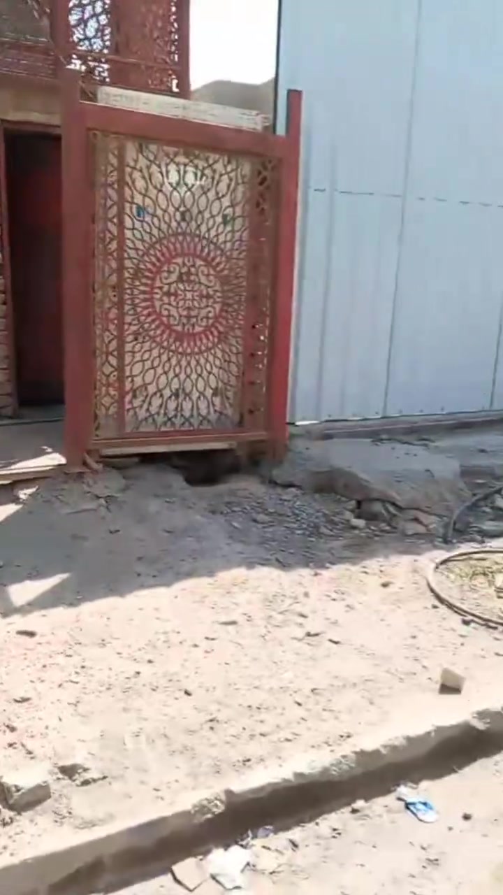 السلام عليكم
دار للايجار طابق ثاني معزول عزل تام 

المواصفات 

1،مؤثث ب كامل 

2،يحتوي على 10امبير كهرباء مجاني مع نت ٣ اشهر 

3،ايجاره 600 الف قفل عوائل او طلاب 

الموقع ،،،الدوره شارع مصافي ،،حي الوادي يبعد ع شارع مصافي كم متر 

للاستفسار مكتب الكرم ***********
