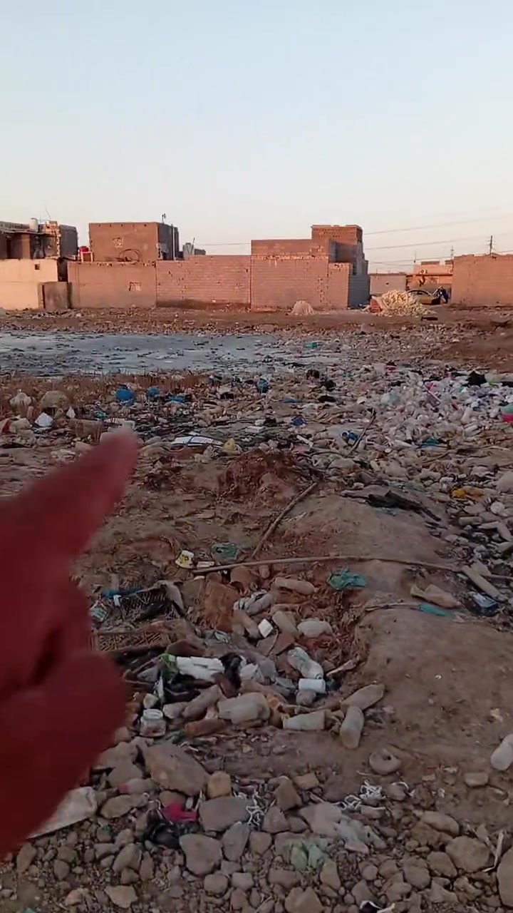 قطعة ارض زراعيه بالصخين شارع المحطه 300م. كهرباء وماء وسحب ومجاري. والشراي يتصل ***********

