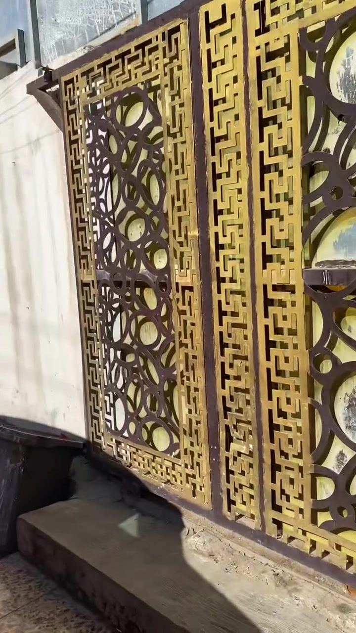السلام عليكم  دار للبيع مساحة 130 م طابو زراعي سند 25  بلامين الثانيه سكينه مقاطعة 2/10  جميع الخدمات موجودة البيت جاهز من كلشي  طابقين الطابق الاول ستقبال ومطبخ حار وبارد وصاله وخدمات ومنور خلفي وغرفه نوم والطابق الثاني 3 غرف نوم  وخدمات قريب ع شارع المكاتب وقريب ع شارع الانبوب  السعر مناسب وبل عافيه ع الي ياخذة للاستفسار متواجد  مازنجر واتساب 
***********

