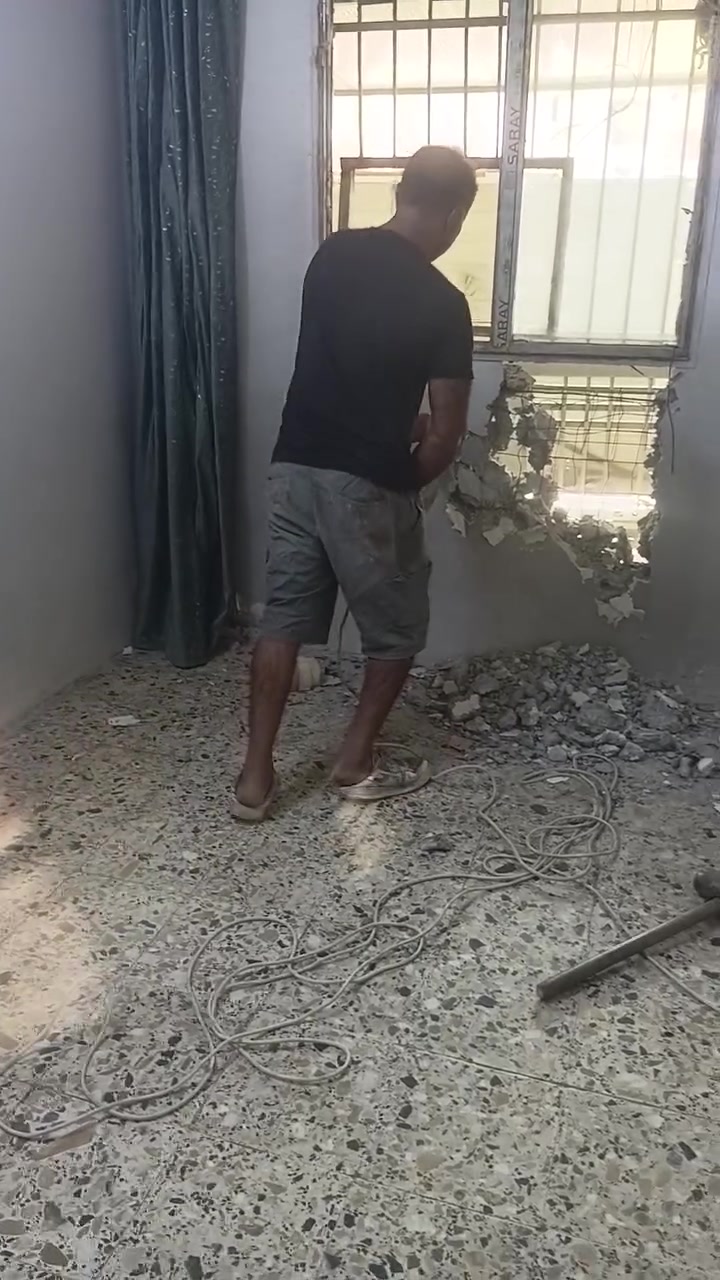تفليش البيوت القديمة والمحلات وقطع البيوت ورفع الانقاض وتعديل الأرضية بموادها يعني ماأخذ فلوس بس المواد واسويلهيا كاع في  بغداد وتساب ***********
