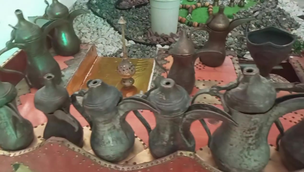السلام عليكم منقلة ودلال قديمات كلش وصوبة علاء الدين ومبخرة ومال مي ورد كلهن نحاس قديم للبيع مكاني بغداد مدينة الصدر الحميدية وعدي سجادات عرب هم وياهن
*********** سعرهن 400
