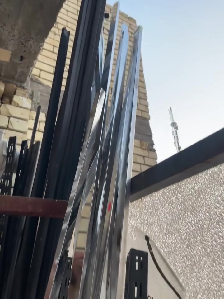 السلام عليكم
غراض محل ملابس للبيع قيم و اخذ  
العنوان كربلاء 
للاستفسار 
***********
