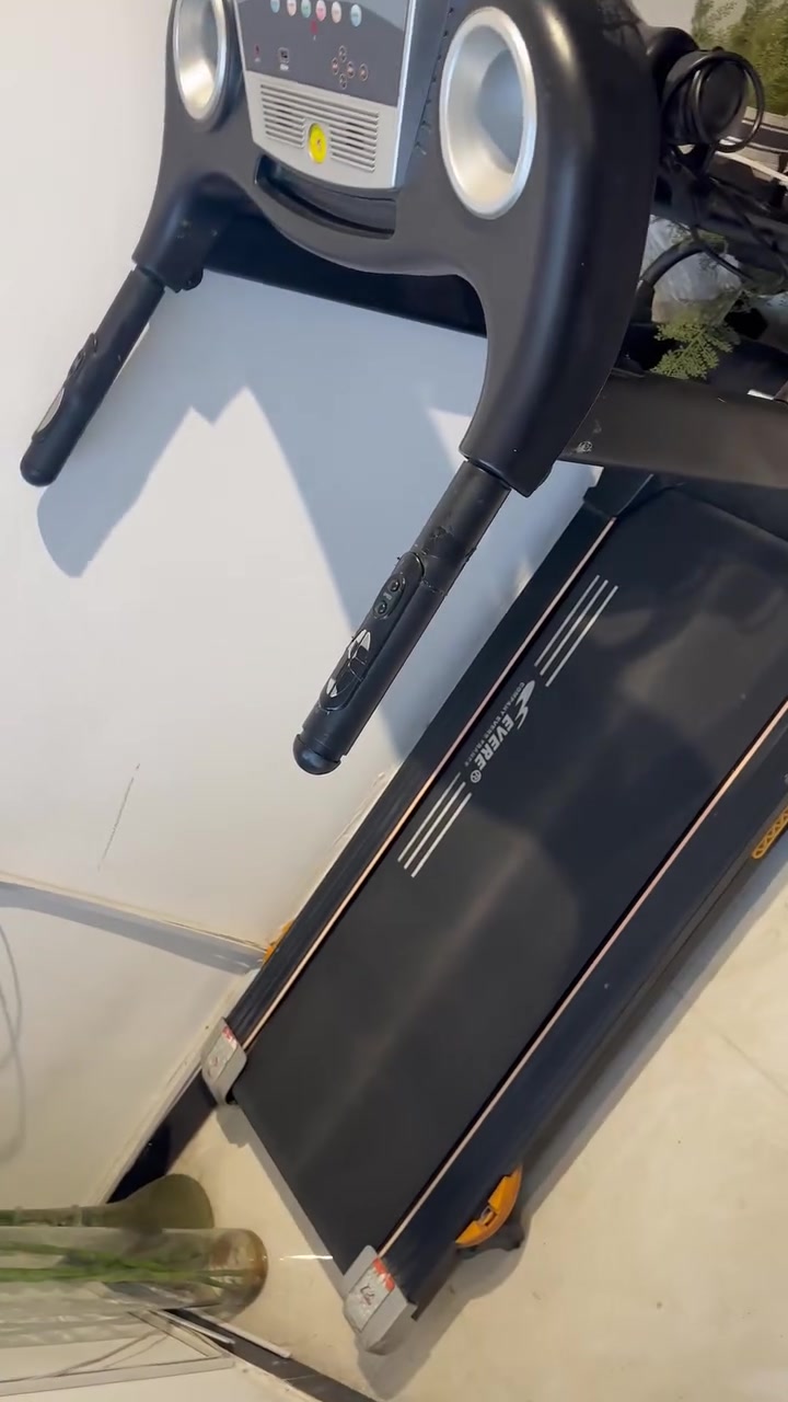 للبيع مستعجل بسعر 325 الف 🔥 جهاز المشي والهرولة كهربائي شركة  EVERE بحالة جيدة، مناسب للبيت أو للاستخدام الرياضي واللياقة البدنية.

عنواني بغداد / ***********
🔹 المواصفات والمميزات:

* جهاز مشي وهرولة كهربائي عملي وقوي.
* شاشة إلكترونية لمتابعة بيانات التمرين.
* عرض السرعة والمسافة والوقت والسعرات الحرارية.
* حساسات لقياس نبض القلب بالمقابض.
* سطح مشي واسع ومريح.
* نظام أمان للطوارئ.
* إمكانية الطي لتوفير المساحة.
* حاملات للقناني.
* لوحة تحكم تحتوي على وظائف متعددة.
* هيكل قوي وثابت.
* الجهاز مستعمل وتوجد عليه آثار استخدام طبيعية كما موضح بالصور.

📌 العلامة: EVERE
📌 الحالة: مستعمل
📌 الفحص والتجربة: متوفر قبل الشراء

الجهاز مثل ما موضح بالصور، والبيع للجادين فقط
