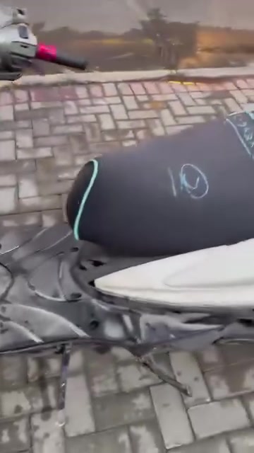 السلام عليكم سكنس فحل الدراجة كامل مابيها نقوصات تجي تشغل وتطلع مكينة حلوة الدراجة جاهزة السعر ٨٥٠ وبي مجال مكانها حي اور نادي النفط الرقم ***********
