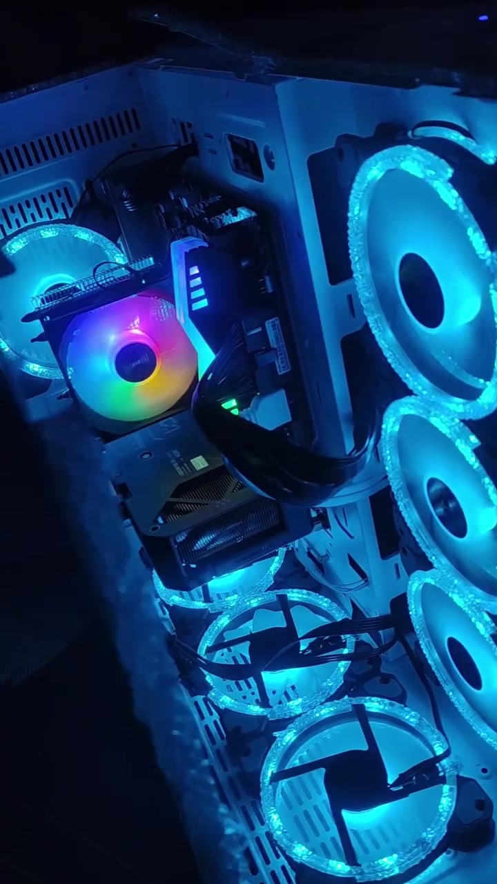 سلام عليكم تجميعة مستخدمة اقل الشهر جدا نظيفة 
RTX ASUS 5060 8GB
CORE I5 13400F 
M.2 1T
M.B ASUS PRIME H610M-K
RAM 2*8 16GB 3200 RGB
PS 700W
Case MASS M 14 ATX GAMING CASE WHITE
 مثل ماموضح مشكلتها فقط جامة الكيس مكسورة علما الجامة الجانبية موجودة 
السعر 1200 الف اخت الجديدة حرفيا فقط سالفة الجامة
متوفر توصيل - ***********
