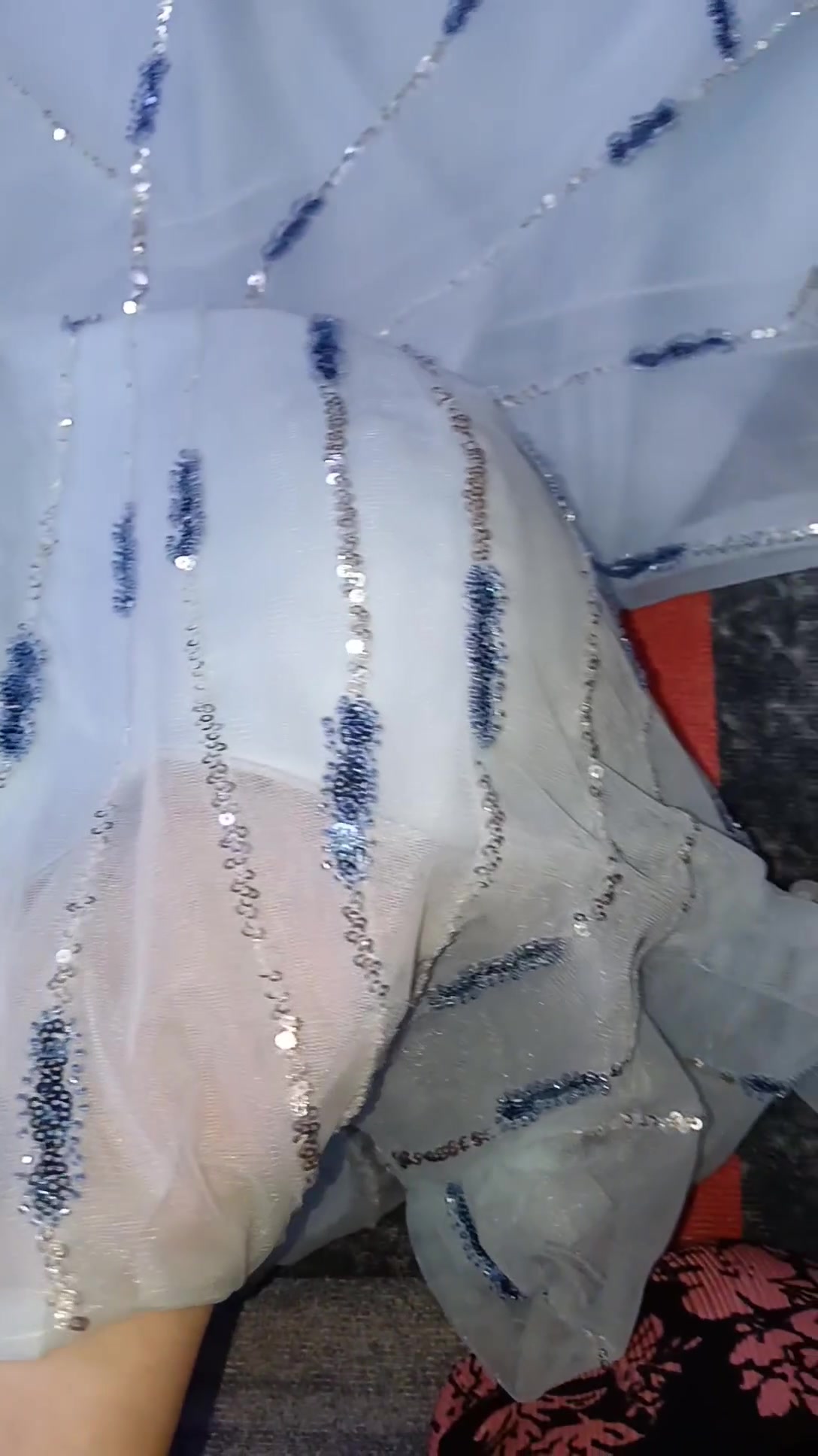 بدلة شغل معمل كلش حلوة ونازكة لون سمائي وتفاصيلها حلوة وشغلها زين يعني مو من هذا الشلون ماجان حتى قماشها قوي لأن مال معمل جديدة وابد مملبوسة تلبس وزن ستينات ب ٧٥ العنوان بغداد الأعظمية شارع الأخطل ***********
ممكن تكتبينلي المقاس بالضبط شكد؟ مثل 38/40/42 أو S/M/L حتى المشتري يعرف يناسبه لو لا.: 
تلبس وزن ستينات
البدلة جديدة تماماً لو انلبست مرة/مرتين؟ وأكو بيها أي عيوب أو بقع أو خياطة مفكوكة؟: 
جديدة
الخامة بيها تبطين من الداخل لو بس شيفون/تول من برّه؟ وهل الوزن/القصة نفس الصور بالضبط؟: 
بطانة ستن حرير