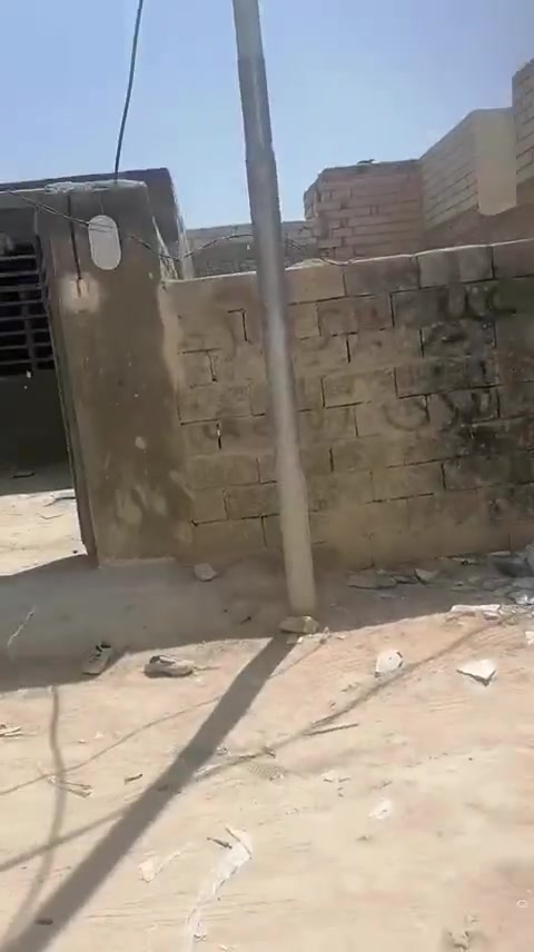 السلام عليكم بيت 100 متر لبيع  شارع مطار القديم قرب جامع الذهبي السعر  27 قابل لتفاوض اتصال علي الرقم بي وتساب ***********
