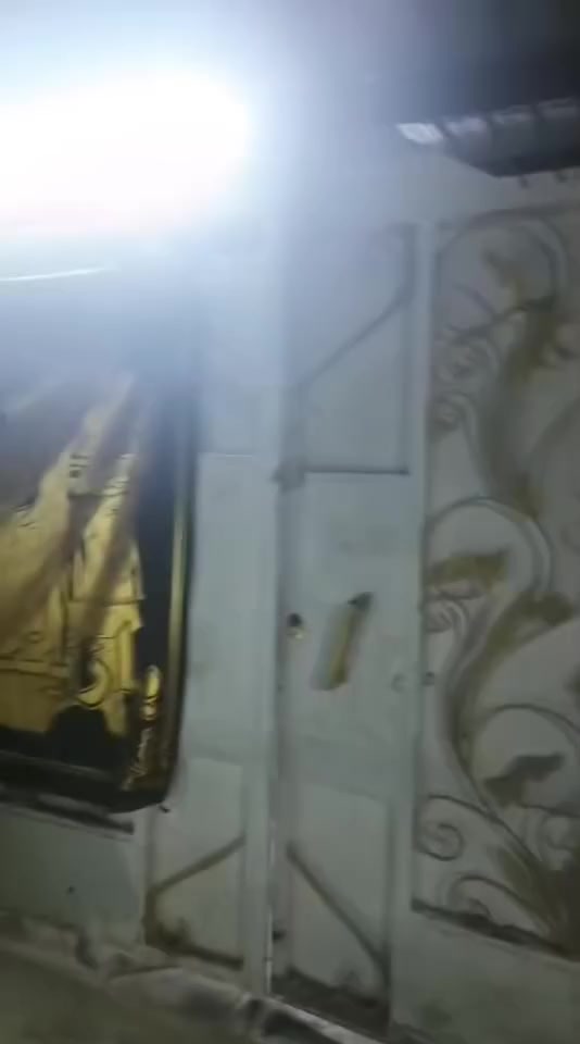 السلام عليكم بيت في المن الداخلي ميت متر ٣غرف نوم وصاله استقبال وصحيات خارجيه وطارمه مصقفه يرهم تطلوعه ٤٠ وبي مجال علمن مدفوع سنه من الكلي التصال عله الرقم *********** مقابل أبو مرتضى المضمد
