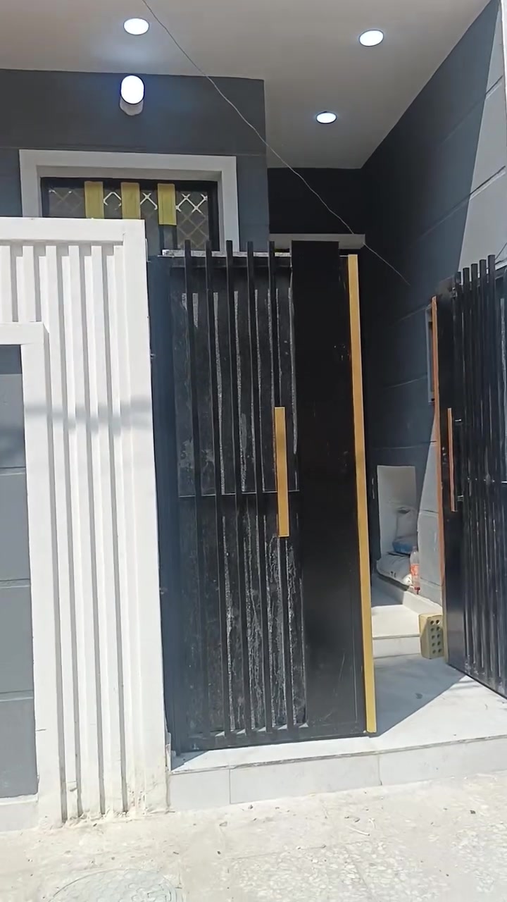بيت للبيع مساحه ٧٥واجهه٥ونزال١٥مدخلين اضلاعه مستقله 3نوم وصاله ومطبخ وخدمات وغرف نظام سويت وتبريد دكت بالصوره ومطبخ الشعب قرب حسينه الانصار لاتصال مكتب كليم الله للعقار مقابل مدرسة بلقيس تابعني على الصفحة, ***********
