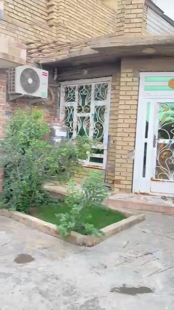 سلام عليكم بيت مساحة 160 بغداد بسماية ناحية الوحده قرب جامع ام البنين بيت ملك طابو صرف يحتوي 
على استقبال
 غرفتين نوم 
وغرفتين طابق لثاني مسوي الهم اساس جاهز 
مطبخ 
.....ترك وبيتونه وحمامات داخليه و خارجيه بيت بناء حديث درج طابق اول ودرج للطابق الاخير كله كامل 
وساحه وحديقه اخارجيه وداخليه
طابق ونصف لبيت مثل ماتشوف  رقم 
***********
الطابو الصرف جاهز للنقل لو بعده إكمال معاملة؟: 
جاهز للنقل 

