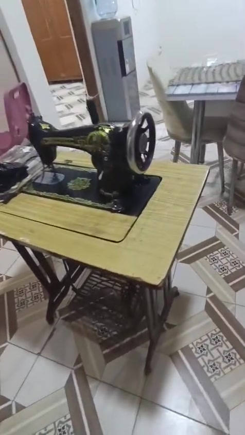 مكينه خياطه وميز نضيفه استعمال قليل 150 الف ***********
