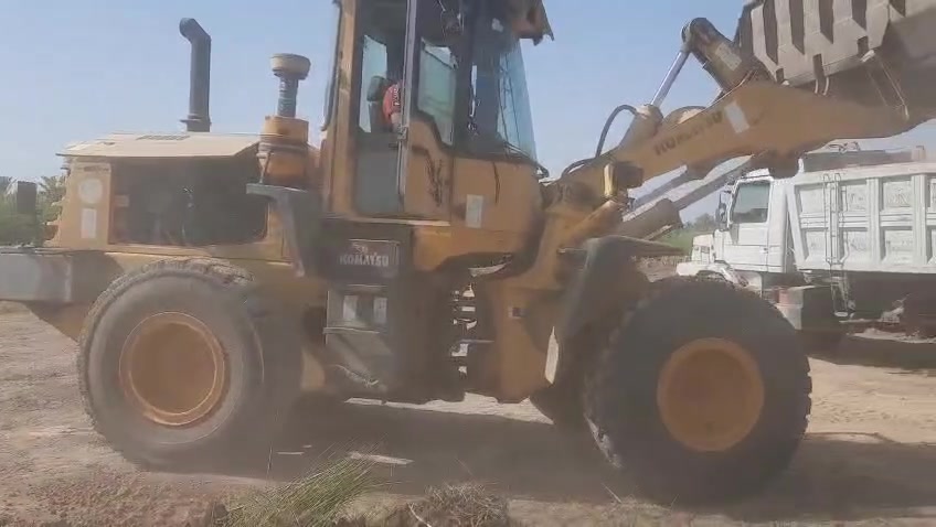 سلام عليكم شفل كوماتسو للبيع حجم 320 رقم سليمانية تحويل مكينة وكير مكفول تايرات جدد مكينة جاهزة للعمل مكان بغداد سعر 170 وبي مجال ***********
