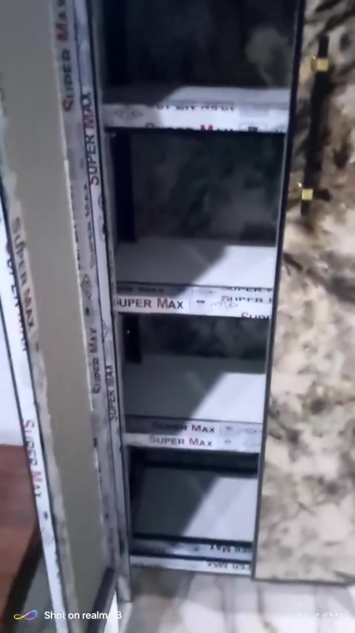 توفرت جزامة المنيوم 
ارتفاع 140
عرض 60
خانات 4 
شغل تسكام الثقيل
سعر 75 بلاش 
مجمع بركات المصطفى
عنوانة 
ناصرية نهاية شارع 30
مجاور افران المدينة 
***********
***********
