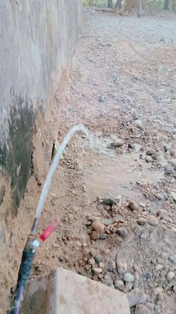 قطعة أرض للبيع في حي البساتين تبليط ومجاري المساحه ١٨٠ الوجه ٩ ونزاله ٢٠ هذا رقمي *********** بي وتساب السعر ٢٦ وبيه مجال قريبه على سوك قطعه كامله
