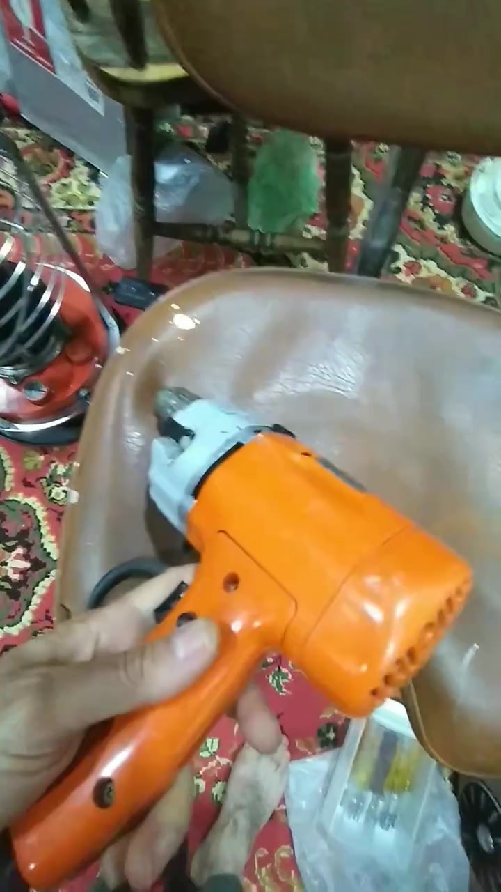 ‎***********
مثقاب الكهربائي (الدريل)  انكليزي قطعة كلاسيكية مميزة،  تصميمه وهيكله  ينتمي لفترة السبعينيات أو الثمانينيات، وهي الفترة التي كانت تشتهر فيها شركة Black & Decker بهذا اللون البرتقالي المميز والهياكل المعدنية المتينة.
​
التصميم الخارجي
​الهيكل (Casing): الجزء العلوي (رأس المثقاب) مصنوع من الألومنيوم المصبوب، وهو ما يعطي متانة عالية وقدرة أفضل على تشتيت الحرارة مقارنة بالمثاقب الحديثة البلاستيكية. المقبض برتقالي،  من البلاستيك المقوى (Bakelite أو Polycarbonate قديم).
​ظرف المثقاب (Chuck): من النوع الذي يعمل بالمفتاح (Keyed Chuck).  المفتاح مربوطاً بالسلك بقطعة خيط، وهي حركة تقليدية للحفاظ عليه من الضياع.
​المفتاح (Trigger): بسيط ومزود بزر جانبي صغير، وهو زر التثبيت (Lock-on button) الذي يسمح للمثقاب بالعمل المستمر دون الحاجة للضغط الدائم على الزناد.
