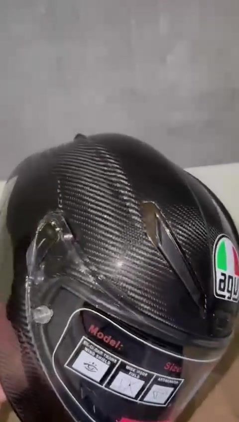AGV إيطالية • فول كاربون • مستعملة ٤ مرات