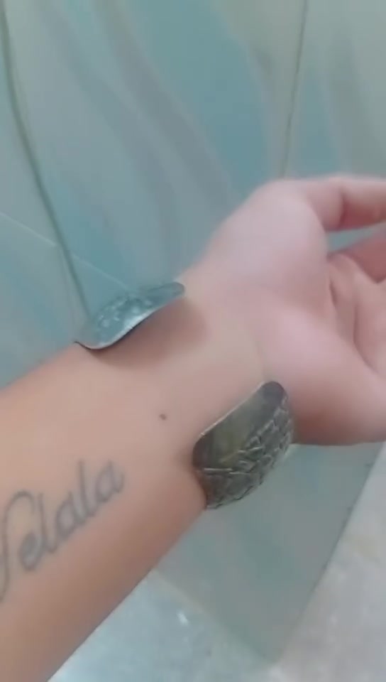 السلام عليكم للبيع سوار فضه ٩٢٥ وزنه ٣٧ غرام العنوان بغداد الدوره رقم ***********
