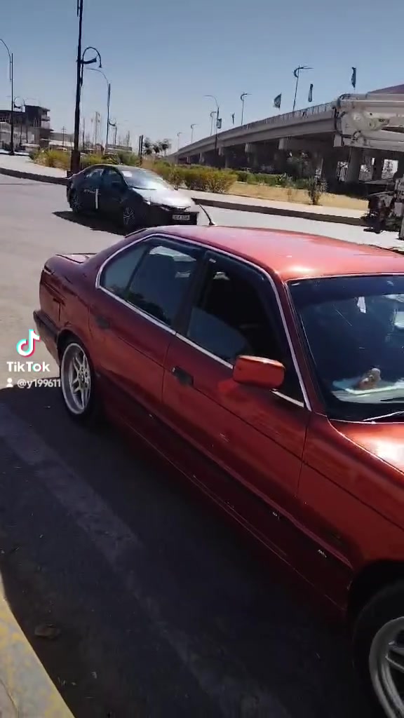 السلام عليكم سيارة بي ام دبليو موديل 91.525.كير عادي لون مميز رقم اربيل شرط تحويل سياره فقط تبخير ودعاميه خلفيه تعبانه داخل نضيف سياره شلعه خير من الله مرتبه تشوف تقنع وتاخذ مكلف بالنشر صاحب السياره ***********اتصل بيك خير وادلل
