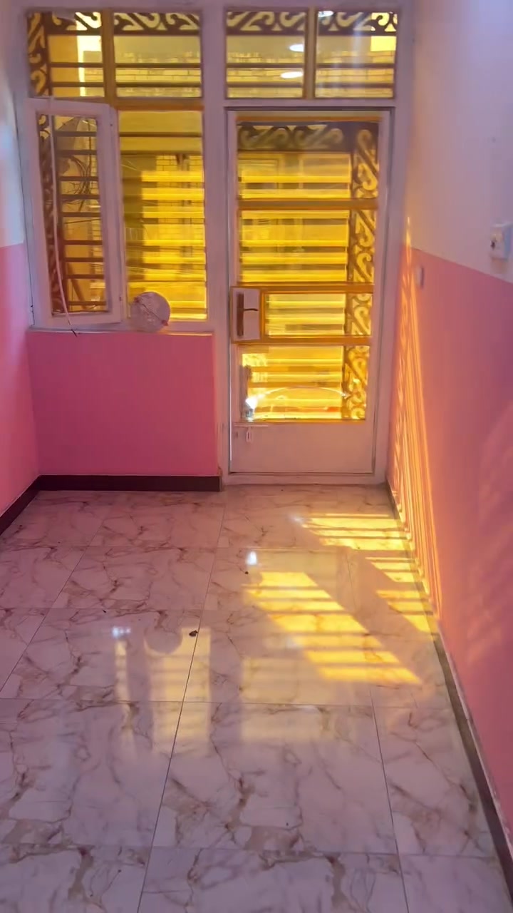 السلام عليكم
شقه للايجار طابق اول بيها غرفه وكليدور عباره عن(مطبخ+ صاله) وصحيات مثل ما موضح بالفيديو 👇

الموقع: زراعي ابو الطياره خلف مستشفى الدوره الاهلي / شارع جامع مالك الملك

البناية بناء جديد ومبلغ الايجار ٣٠٠ الف دينار
اني صاحب العقار يعني بدون دلالية للاستفسار اكثر *********** اتصال او واتساب
