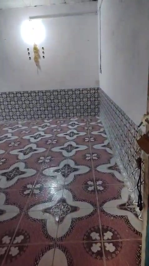 بيت حواسم بالهندسة غرفه وهول وديوانيه وحديقة اماميه وحديقة خلفيه ومطبخ وحمامات خارجية بيت سندويج سعر٢٠وبي مجال قليل علون بصره إم قصر