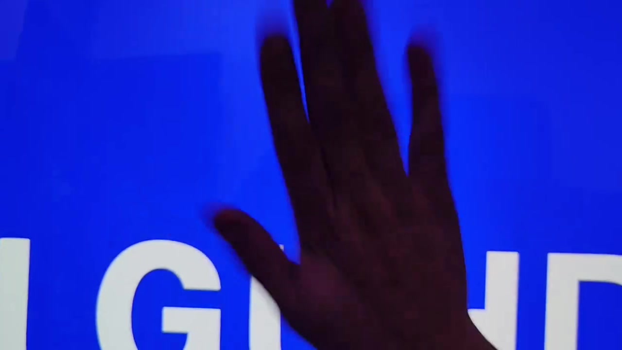سلام عليكم شاشه حجم 50
نوع LG UHD 
4K
ضد الكسر
الشاشه ناطقه
تحتوي على 3 ريمونت
معه برنامج يشغل جميع مباريات بين سبورت قنوات
تحكم كلش سلس وسريع يوتيوب كلش سريع
الشاشه ناطقه
نضام اندرويد
احدث اصدار
سعره 320 الف
معه كرت ضمان
مكاني بغداد مدينه الصدر
*********** هاتف واتساب

