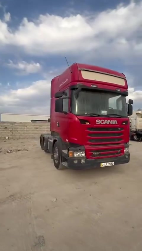 السلام عليكم سكانيه ٢٠١٥مكينه 580v8كير اوتماتيك عرجه رتايدر ثلاجه فصل وربط بس راس كفال عامه ماناقصه شي ***********سعر ٣٨٥وبيه شويه مجال مكان سياره بغداد جرف نداف
