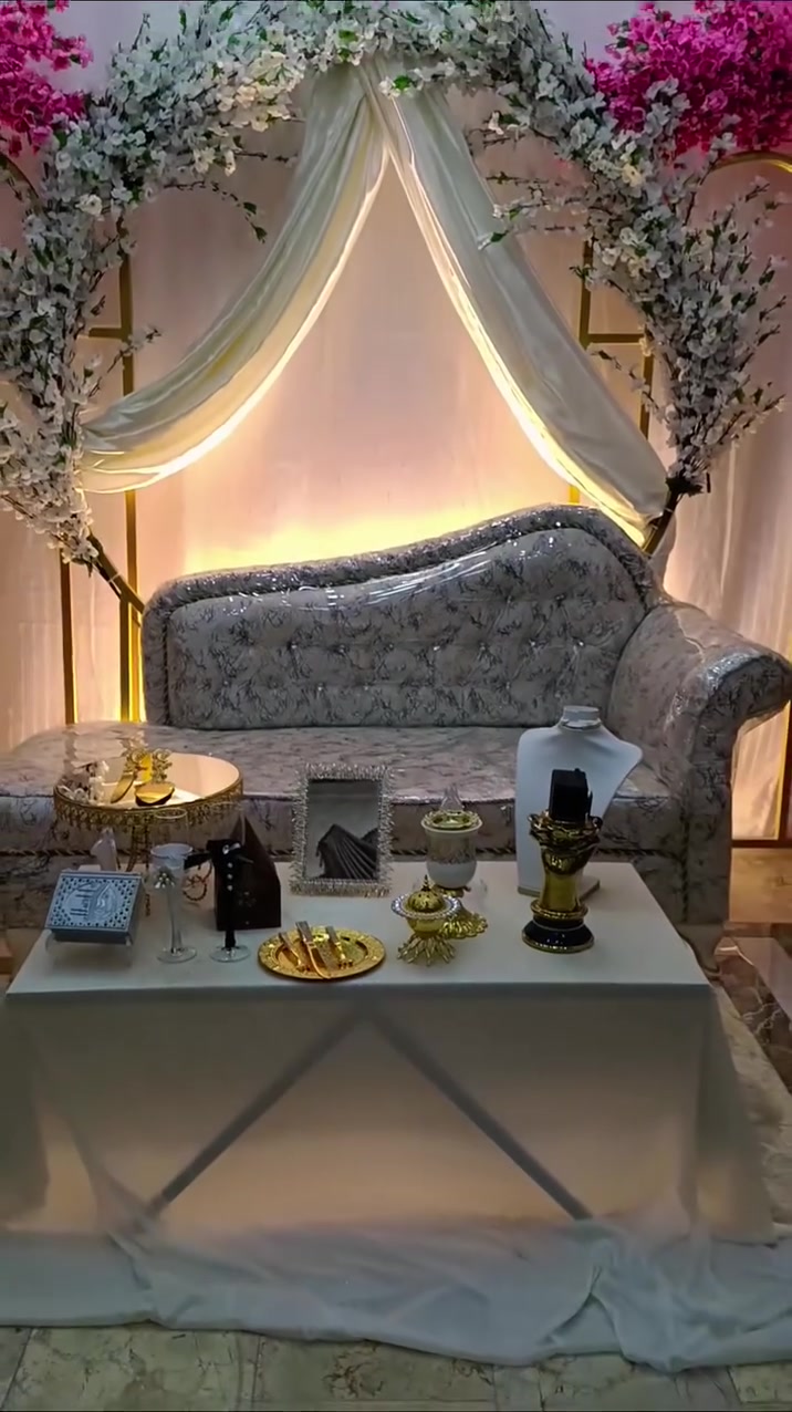 ✨ فرصة استثمارية ممتازة: مشروع كوشات أعراس ومناسبات كامل للبيع ✨ 
السبب عدم التفرغ 
​مشروع متكامل وجاهز للعمل فوراً، مُستخدم لمدة موسم واحد فقط بحالة ممتازة (استخدام قليل جداً وبعض القطع جديدة تماماً لم تُستخدم).
​محتويات المشروع:
​3 أشكال كوشات متنوعة: قابلة للتعديل وتغيير التصميم حسب الطلب.
​ملحقات كاملة: تشمل كمية وفيرة من الورد المتنوع تكفي لـ 3 كوشات بالكامل.
​الأثاث: شازلون مفرد + كوشة بتصميم يحتوي على شازلون متصل.
​ستائر خلفية: قماش تركي فاخر وعالي الجودة.
​معدات ميز المهر: تجهيزات كاملة من نوعيات أصلية.
​الإضاءة والديكور: قطعتان شمعدان بحجم كبير مع طقم الإضاءة الخاص بهما.
​ميز ألومنيوم وزجاج (مزود بعجلات لسهولة الحركة): بمقاسات عرض 3m
وارتفاع 1
العنوان الديوانية 
​للتواصل والاستفسار:
📱 واتساب: ***********
بسعر اخو البلاش
