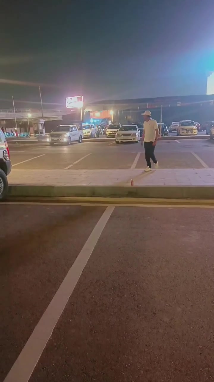 السلام عليكم.. همر موديل. ٢٠٠٩  وارد خليجي. رقم بغداد  انكليزي سياره كامله مكمله ما تصرف عليها دينار واحد . سياره جديده  وسونارها وياها مثل ما موضح بالصور.. وانتو بعد تعرفون  مواصفات الهمر الخليجي. ما يحتاج اشرح. رايدها ب 115 السوك كلشي بي حتى ب٧٥ ورقه  تلگه  بس راكضه وتركضك وياها. هاي السياره العندي جديده  وما بيها اي نقص وكلشي بسعره كهربائيات كلها شغاله ماكو دگمه بيها ما تشتغل تبريد ثلج بعز الصيف الحماووه  صفر  جوه النص بخط. مكان السياره بغداد  للاستفسار اكثر  اتصل على الرقم ***********.👉واتساب.. اتصل وتشلع عيوني .اخوان اعتذر من المراوس  اريد  ابيع

نص مكتوب في الصور:
- iQ