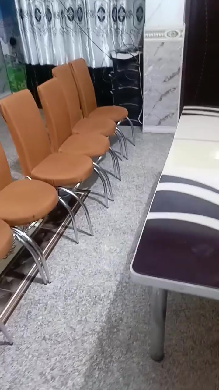 سلام عليكم طاوله ام الفتحه بيه 6 كراسي السعر 175 المكان ناصريه مركز حي الحسين ***********
