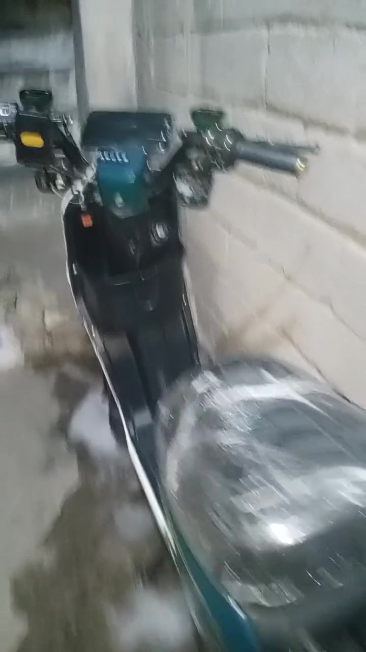 سلام عليكم عندي دراجه شحن R9 بطايات جديد الدراجه كلش نظيفه في البصرة الاصمعي الجديد شارع جامع السيلاني رقم الهاتف *********** كامله كل شي ما بيها 290 الف بها مجاني
