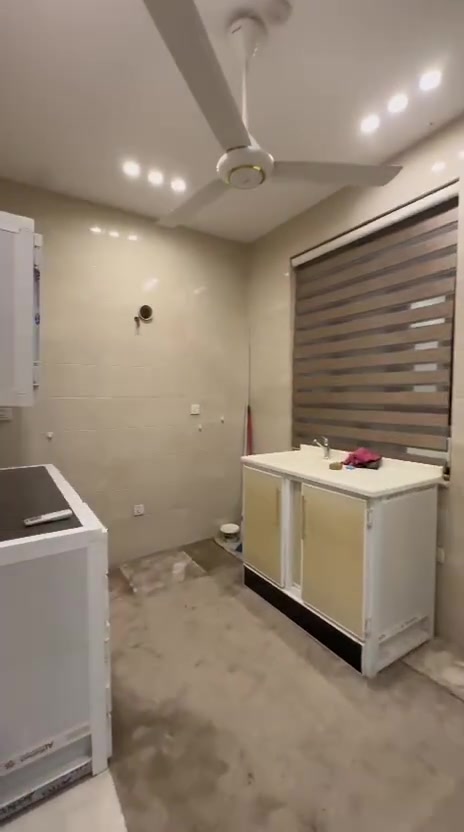 🏠 شقة للإيجار – حي العربي
 تجاري سكني 
🏢 الطابق: الثالث – درج  
🛏️ غرفتين نوم  
🛋️ صالة  
🍳 مطبخ  
🚿 خدمات  
موثث
❄️ سبالت  
🍳 مطبخ  
🌀 مراوح  
🪟 ستائر  

💰 الإيجار: 900 ألف دينار

📞 للاستفسار والحجزخاص
