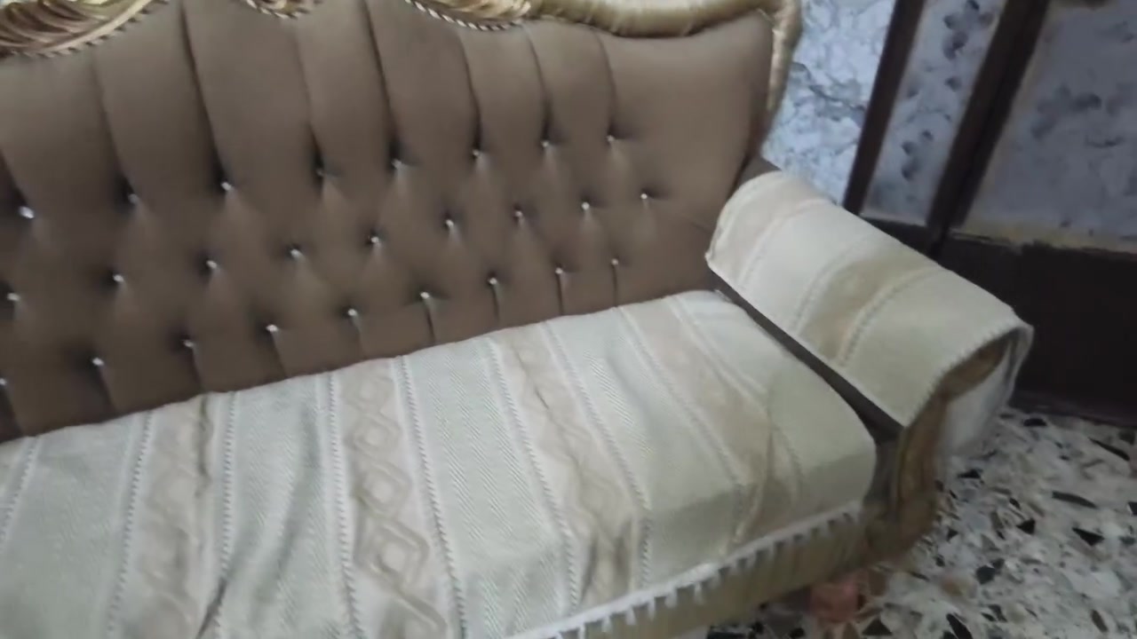 للبيع
تخم استقبال كامل أخو الجديد نضيف ويا كوشات جديده سفنجاته ضغط عالي تخم ضهر نضيف فقط أحد التخومه رجله فالته رجلي موجوده بس ماشاده السعر 400 للاستفسار***********

