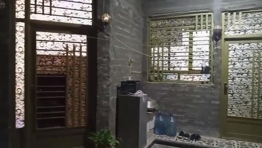 🏠 بيت للبيع

*الموقع:* حي المثنى - خلف الشهداء
*موقع مميز جداً* قريب على جامع فاطمة الزهراء (ع)

*المساحة:* 150 متر

*تفاصيل البيت:*

*الطابق الأول:* جاهز للسكن 100%
- حزام سيراميك كامل حتى الغرف
- الأرضية مرمر فاخر
- متكون من 5 غرف واسعة

*الطابق الثاني:* مصبوب وجاهز هيكل
- بيه بوب وشبابيك كاملة
- يحتاج فقط بياض + سيراميك + جام
- يعني شغلات بسيطة وتسكن بيه

بيت نظيف وموقعه يخبل، مناسب للسكن والعائلة الكبيرة.

*للاستفسار يرجي الاتصال على الرقم المكتب الخاص *********** مكتب 🏢 مجيد السامرائي العقارات
