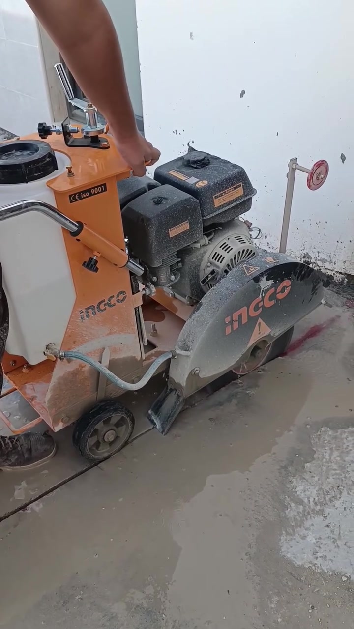 قص الخرسانة المسلحة والجوينات بأعلى دقة هندسية 🛠️🏗️

عندك صبة حديثة (أرضيات، ساحات، أورقة) وتحتاج قص جوينات
 (فواصل تمدد) لحمايتها من التشققات المستقبلية؟

أو تحتاج فتح منور بالسقف، قص زوائد خرسانية، أو فصل سقفين متجاورين بعمق دقيق يبدأ من 1 سم ويصل حتى 20 سم؟

في "كور بغداد"، نوفر لأصحاب المشاريع والدور السكنية أحدث مناشير القص الخرساني الهيدروليكية والبنزين لضمان إنجاز هندسي متكامل:

✅ تخصص دقيق في قص الجوينات: خطوط مستقيمة 100% بعمق منتظم يمنع تصدع الصبات الحديثة.
✅ قص هيدروليكي بدون اهتزاز: فصل الأسقف والأجزاء الخرسانية بدون إحداث أي تشققات في الهيكل الإنشائي.
✅ أعماق قياسية تصل لـ 20 سم: للتعامل مع أصلب الصبات والخرسانة المسلحة الشديدة.

⚠ تنويه للزبائن الكرام:
خدماتنا تعتمد على معدات تخصصية ثقيلة وكوادر متمكنة لضمان أعلى معايير الجودة والسلامة؛ نقدم عملاً احترافياً متكافئاً مع قيمة استثماراتكم وصيانة مبانيكم.
📍 تغطية خاصة ومباشرة لمنطقة المنصور والمناطق المجاورة في بغداد.

💬 للاستفسارات واستلام التخمين المباشر عبر واتساب:
اضغط على زر "إرسال رسالة" أسفل الإعلان، أو اتصل بنا فوراً:
📞 *********** | ***********
