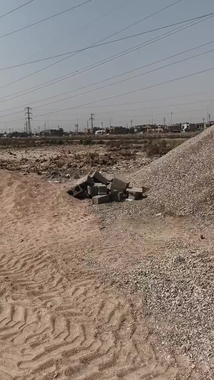 سكلة سيد جعفر العوادي 
بالكرادي على شارع صب مقابيل حجر صحي 
رمل زبير شرط🛻30           تك 140
رمل مغربل 🛻48              تك 190
حصو 🛻43                       تك 170
بحص🛻 43                      تك 170
سبيس🛻 35                    تك155
***********
