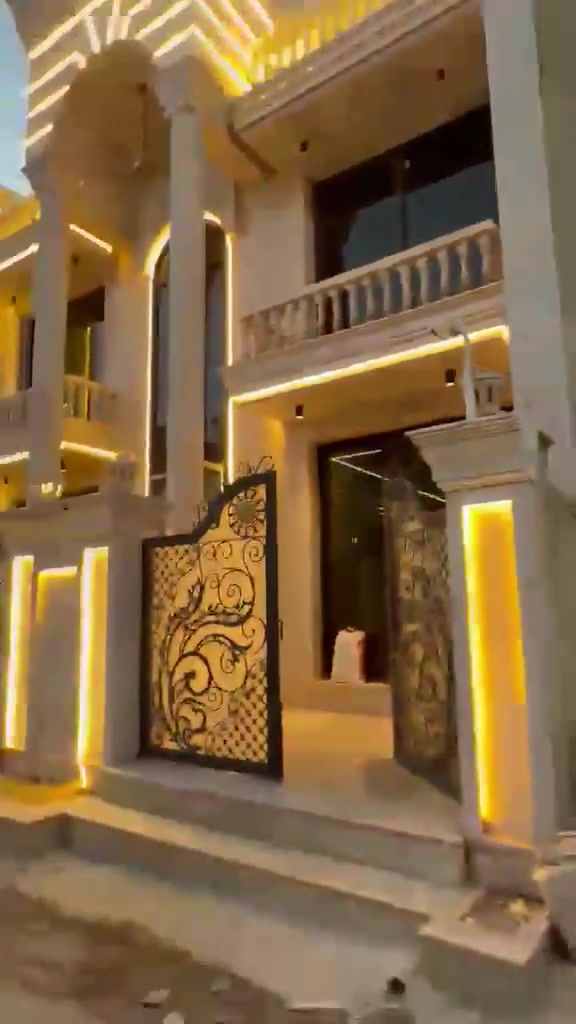 _بيت للأيجار مساحة 240متر.. البيت طابقين

_الموقع: حي الصحه الكورنيش ثاني بيت عن الشارع 

_الطابق الاول: 
غرفتين نوم.. هول.. استقبال.. مطبخ.. مجمع صحيات 

_الطابق الثاني: 
3 غرف نوم

_للأستفسار مراجعه مكتب القبه الذهبيه أو الأتصال علئ الأرقام التاليه: 
***********
