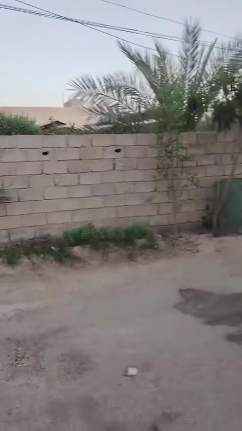 السلام عليكم 
بيت مساحة 280 متر ( طابو زراعي)  غرفتين نوم ومطبخ صغير ومجموعة صحية وحديقة كبيرة وقابل للتوسعة ك بناء 
 كامل خدمات كهرباء ماء تبليط 
العنوان حي الفرسان بداية حي الفرسان قرب اسواق الياسمين 

سعر جداً مناسب 
36 مليون وبي مجال 
للاستفسار اكثر الاتصال 
***********
