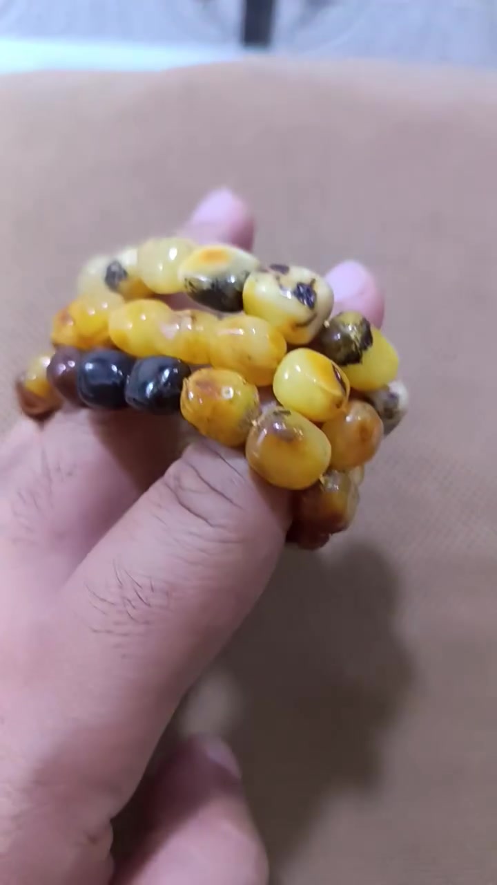 سوارات حجر كهرب بولوني وزن القطعه 11 غم حجر طبيعي بسعر 50 الف واصل بغداد والمحافظات ***********
