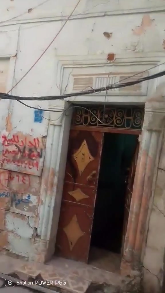 بيت  للبيــــــــــــــع
 بناء قديم 
بحساب  ارض
المساحه63متر
واجهه6
انزال10  
المكان قريب ع الشارع 
عوجه الي خلف ماركت الساعه 
السعر 32
قابل لتفاوض
