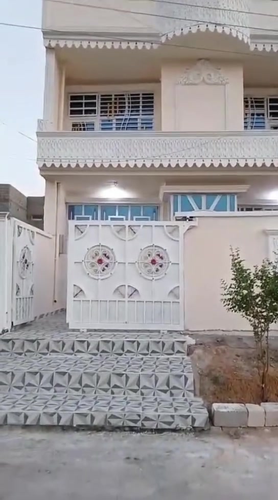 بيت للبيع طابو صرف المساحه 150 في حي البلدية مقابيل مدرسة سعد بن ابي وقاص طابقين الطابق الاول يحتوي على استقبال 4×6 وصاله 4×6 وغرفة 4×5 ومطبخ 6×3 ومنور على الصاله ومنور خلف البيت وصحيات مع حمام والطابق الثاني يحتوي على غرفتين وصاله وصحيات سويت ويحتوي على سطحين علما ان البيت مجهز من تانكيات ماء وخط مولد وخط ضوئي بنكات ومغاسل وموطور ماء للأستفسار على هذه الرقم ***********
