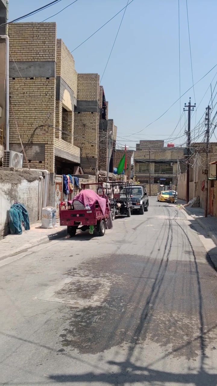 السلام عليكم بيت للبيع
نزال 16 واجها 5 وربع 
يحتوي على استقبال وغرفة وصالة ومطبخ صغير وطرمة وصحيات كاملة وسطحين 
مكانه حي السفير بظهر كهوة جاكي قريب على الشماعية 
للاستفسار الاتصال ***********
و واتساب
