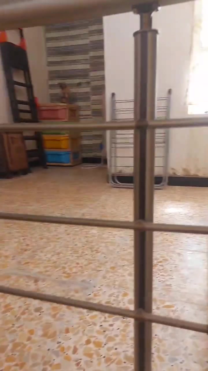 من رخصت مدير الكروب السلام عليكم بيت مساحه 50 متر طابقين بناء طابوك البيت نظيف مثل ما واضح للايجار 250 العنوان الزعفرانيه شارع الكهرباء دور الشرطه قرب مولدة قرب أسواق قطر الندئ للاستفسار الاتصال *********** زراعي البيت
